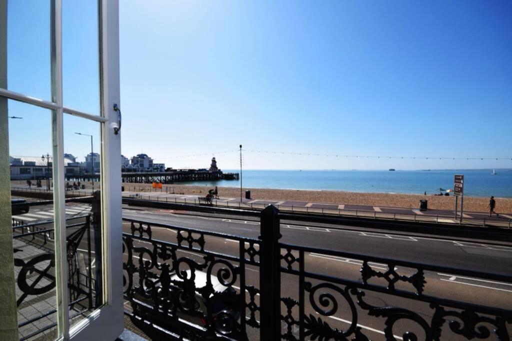 Spacious 3 Bedroom Beachfront Property With Amazing Sea Views! Portsmouth Eksteriør bilde