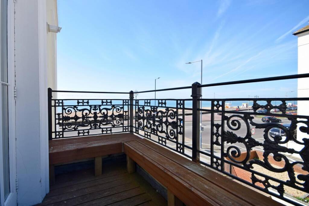 Spacious 3 Bedroom Beachfront Property With Amazing Sea Views! Portsmouth Eksteriør bilde